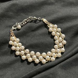 Structured pearl bracelet.